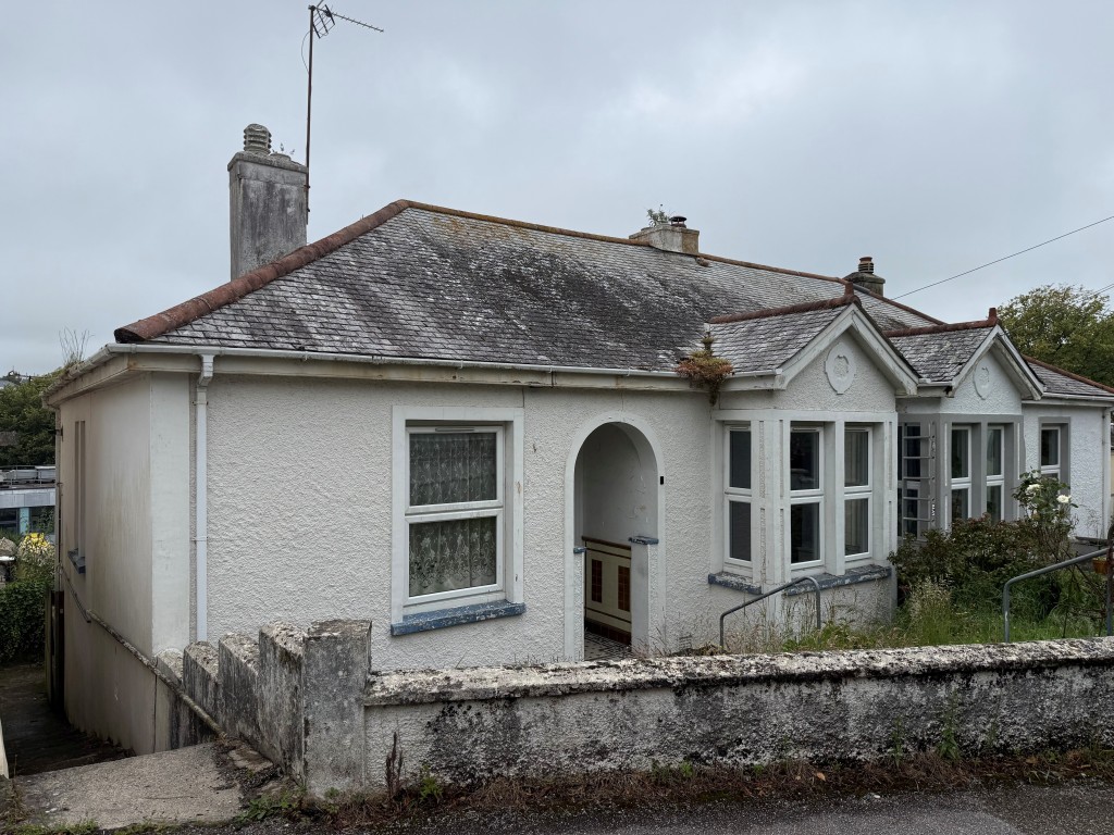 Lot: 220 - SEMI-DETACHED TWO-BEDROOM BUNGALOW FOR IMPROVEMENT - Front elevation with side elevation